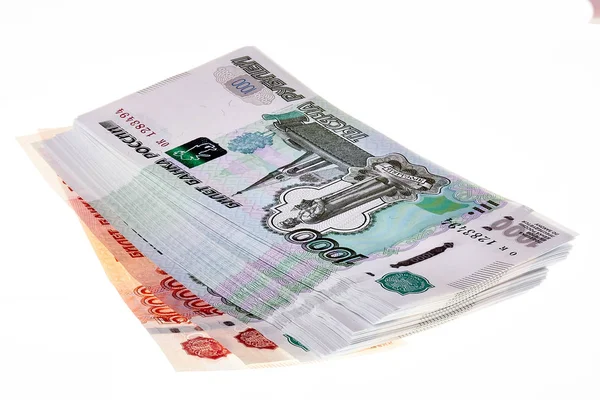 Pila di rubli russi su sfondo bianco . — Foto Stock