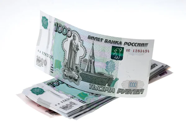 Beyaz arka plan üzerinde Rus ruble yığını.