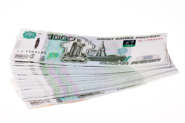Beyaz arka plan üzerinde Rus ruble yığını.