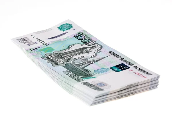 Pila de rublos rusos sobre fondo blanco . — Foto de Stock