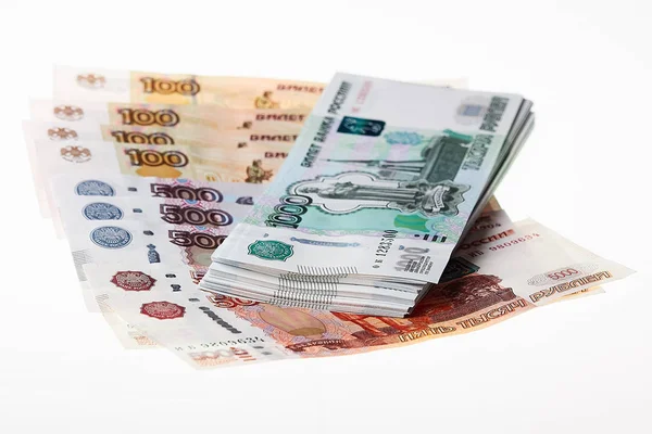 Beyaz arka plan üzerinde Rus ruble yığını.