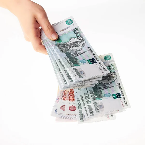 Mano femminile in possesso di una grande quantità di denaro russo rublo . — Foto Stock
