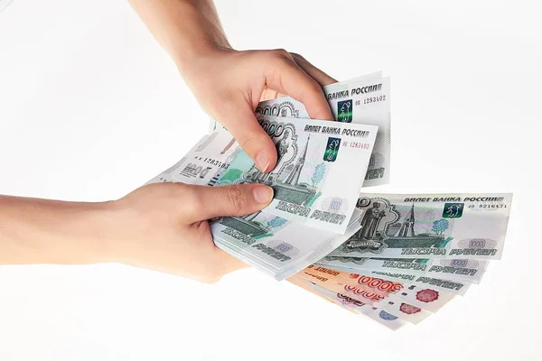 Çok sayıda Rus parası Rublesi tutan el.