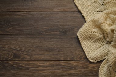 Kopya alanı ahşap bir zemin üzerine buruşuk beyaz battaniye örgü