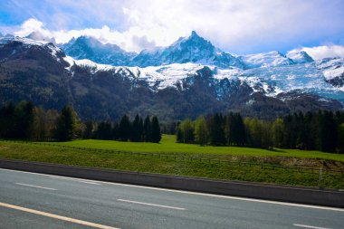 Mont Blanc Dağı bahar karla kaplı. French Alps bahar kar çığ ile şaşırtıcı panorama.