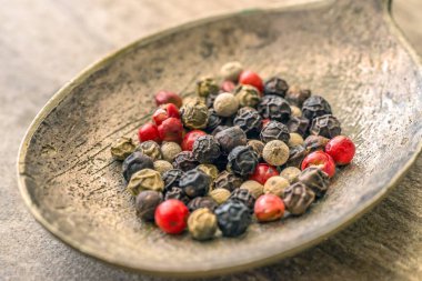 Kırmızı dikey ahşap çit.