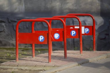 kırmızı bisiklet park yeri.