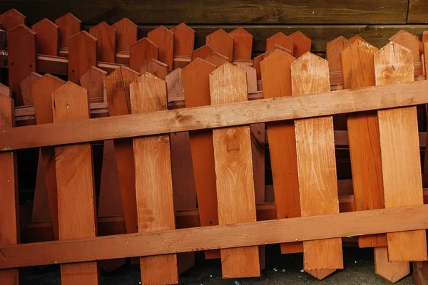 Kırmızı dikey ahşap çit.