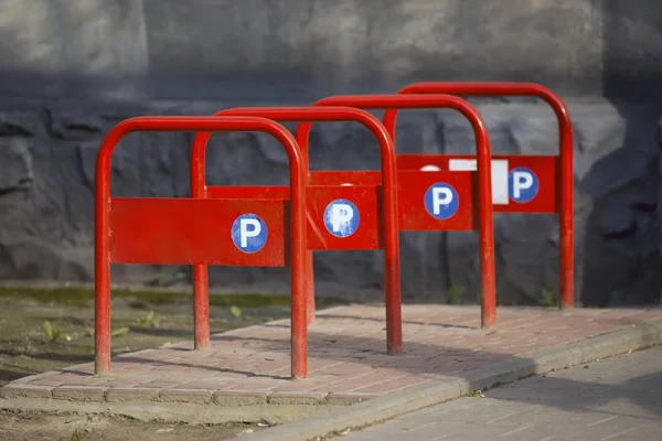 Rosso Parcheggio biciclette . — Foto Stock