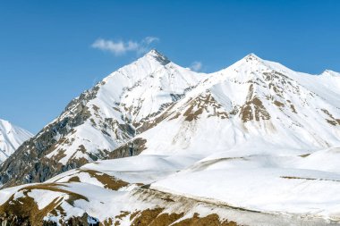Kış aylarında büyük Kafkas Dağları. Gürcistan. Mt. Kazbek bakış açısı.