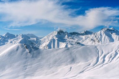 Kış aylarında büyük Kafkas Dağları. Gudauri Kayak Merkezi. Mt. Sadzele görünümünden.