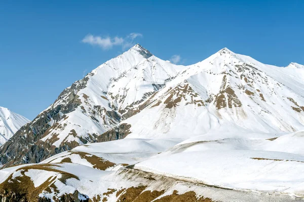 Зима в горах Большого Кавказа. Грузия (страна). Гора. Точка зрения Казбека . — стоковое фото
