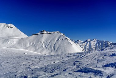 Kış aylarında büyük Kafkas Dağları. Mt. Kudebi görünümünden.