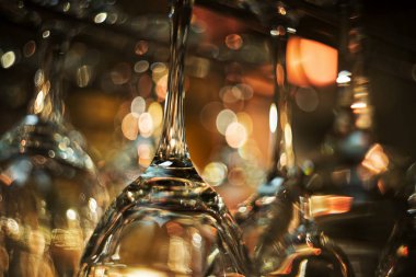 boş şarap bardakları.