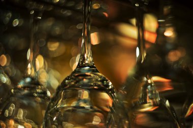 boş şarap bardakları.