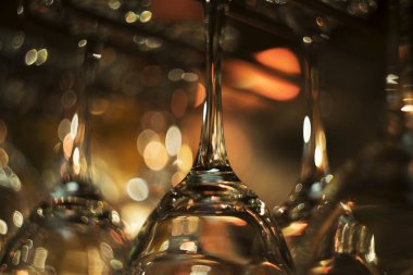 boş şarap bardakları.