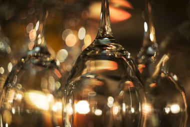 boş şarap bardakları.