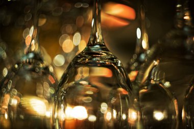 boş şarap bardakları.