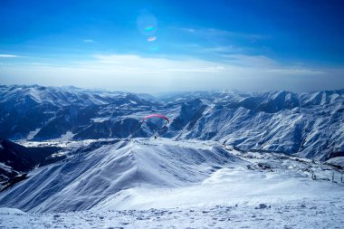 Kış aylarında büyük Kafkas Dağları. Gürcistan. Gudauri Kayak Merkezi. Yamaç paraşütü.