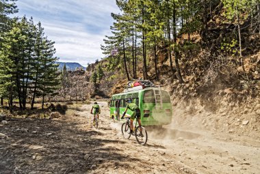 Dağ bisikleti Nepal'de.