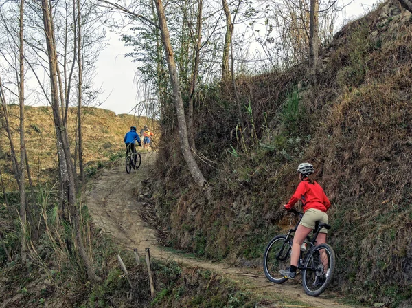 Mountain biking in Nepal. — Stock Photo, Image