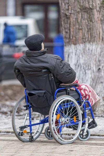 Mann im Rollstuhl — Stockfoto