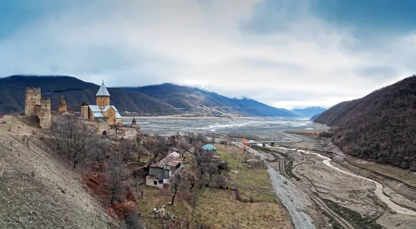 Средневековый комплекс крепости Ананури . — стоковое фото