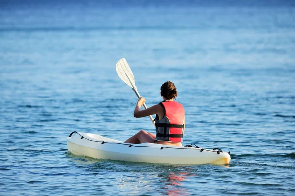 Carino giovane donna kayak . — Foto Stock