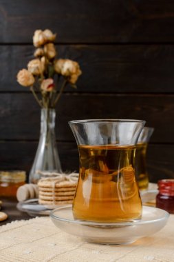 Türk çay töreni. Doğu otantik çay saati. Kahvaltı için iki kişi. Tanımlama bilgileri, reçel, çay, bisküvi ve masa örtüsü üzerinde bir vazoda gül çiçekler. Relaxation.All (dahil) Oda Servisi, leziz yemek
