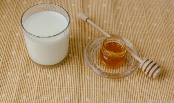 Glas Honig Auf Einer Textilen Tischdecke Glasuntertasse Und Kochlöffel Küchengeräte — Stockfoto