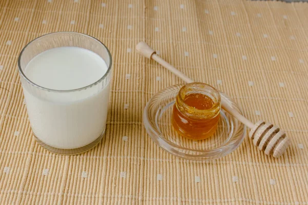 Cam Kavanoz bal Tekstil masa örtüsü üzerinde. Cam daire ve tahta kaşık, mutfak araçları. Ev yapımı organik maskesi malzemeler. Sağlıklı Eko yaşam tarzı. Gıda blog illüstrasyonlar. Bal ve limon