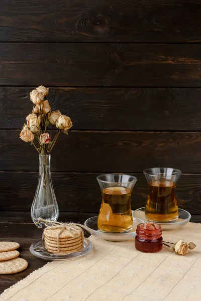 Türk çay töreni. Doğu otantik çay saati. Kahvaltı için iki kişi. Tanımlama bilgileri, reçel, çay, bisküvi ve masa örtüsü üzerinde bir vazoda gül çiçekler. Relaxation.All (dahil) Oda Servisi, leziz yemek