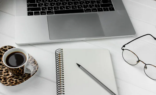 Beyaz ahşap bir masa üzerinde kalem ile iş planlayıcısı. Fincan espresso kahve ve defter ile yapmak için liste. İş toplantısı için hazırlanıyor. Bilgisayar gözlük ve laptop. Yalıtılmış çalışma araçları