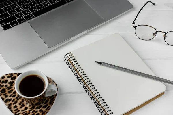 Beyaz ahşap bir masa üzerinde kalem ile iş planlayıcısı. Fincan espresso kahve ve defter ile yapmak için liste. İş toplantısı için hazırlanıyor. Bilgisayar gözlük ve laptop. Yalıtılmış çalışma araçları