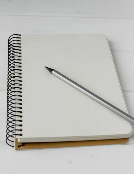 Beyaz ahşap bir masa üzerinde kalem ile iş planlayıcısı. Fincan espresso kahve ve defter ile yapmak için liste. İş toplantısı için hazırlanıyor. Bilgisayar gözlük ve laptop. Yalıtılmış çalışma araçları