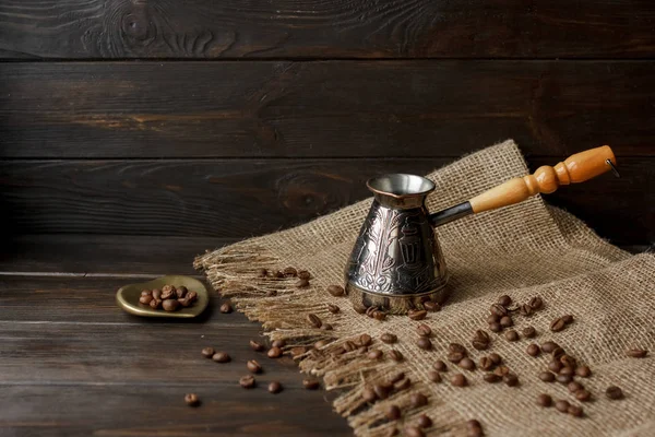 Vintage bakır kahve pod ahşap saplı bir tablo bileşimi, fasulye ve espresso kahverengi masa örtüsü üzerinde % 100 saf arabica kavrulmuş. Kahve severler için mükemmel sabah fikirler