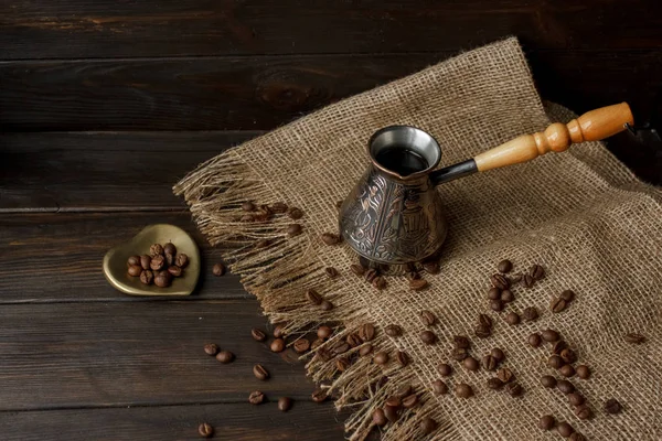 Vintage bakır kahve pod ahşap saplı bir tablo bileşimi, fasulye ve espresso kahverengi masa örtüsü üzerinde % 100 saf arabica kavrulmuş. Kahve severler için mükemmel sabah fikirler