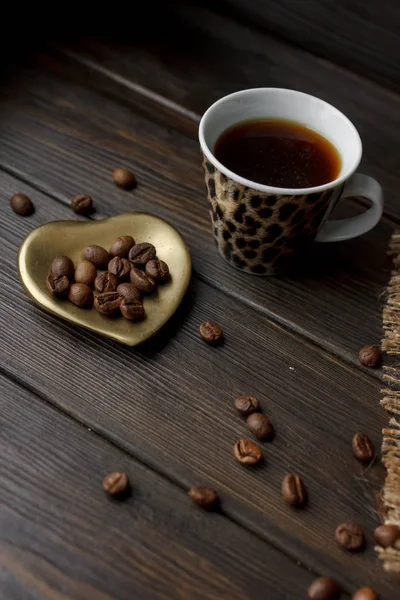 Vintage bakır kahve pod ahşap saplı bir tablo bileşimi, fasulye ve espresso kahverengi masa örtüsü üzerinde % 100 saf arabica kavrulmuş. Kahve severler için mükemmel sabah fikirler