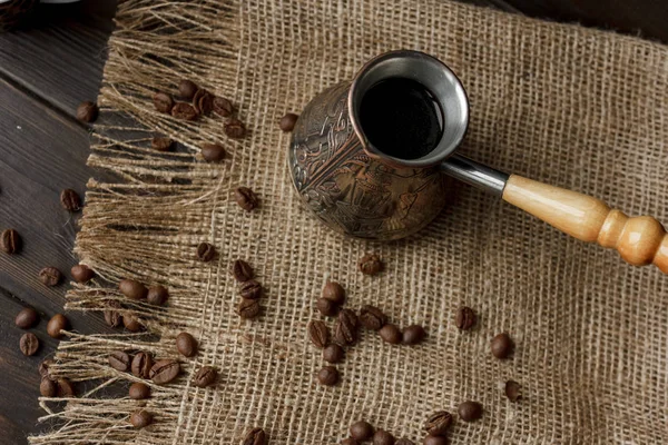 Vintage bakır kahve pod ahşap saplı bir tablo bileşimi, fasulye ve espresso kahverengi masa örtüsü üzerinde % 100 saf arabica kavrulmuş. Kahve severler için mükemmel sabah fikirler