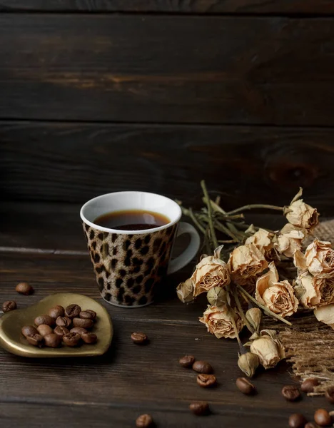 Vintage bakır kahve pod ahşap saplı bir tablo bileşimi, fasulye ve espresso kahverengi masa örtüsü üzerinde % 100 saf arabica kavrulmuş. Kahve severler için mükemmel sabah fikirler