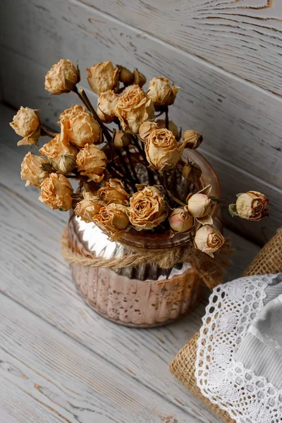 Composição Floral Rosas Rosa Prensadas Vaso Bronze Sobre Uma Tábua — Fotografia de Stock