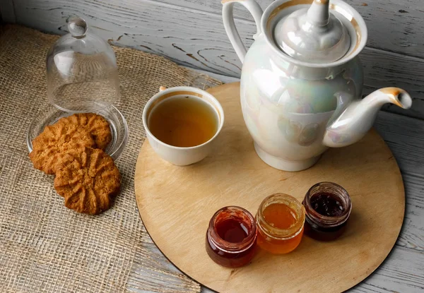 Table Fermée Servie Avec Porcelaine Tasse Thé Casserole Cuillère Argent — Photo