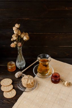 Türk çay töreni. Doğu otantik çay saati. Kahvaltı için iki kişi. Tanımlama bilgileri, reçel, çay, bisküvi ve masa örtüsü üzerinde bir vazoda gül çiçekler. Relaxation.All (dahil) Oda Servisi, leziz yemek