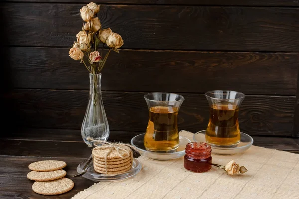 Türk çay töreni. Doğu otantik çay saati. Kahvaltı için iki kişi. Tanımlama bilgileri, reçel, çay, bisküvi ve masa örtüsü üzerinde bir vazoda gül çiçekler. Relaxation.All (dahil) Oda Servisi, leziz yemek