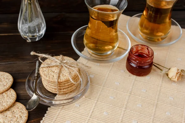 Türk çay töreni. Doğu otantik çay saati. Kahvaltı için iki kişi. Tanımlama bilgileri, reçel, çay, bisküvi ve masa örtüsü üzerinde bir vazoda gül çiçekler. Relaxation.All (dahil) Oda Servisi, leziz yemek