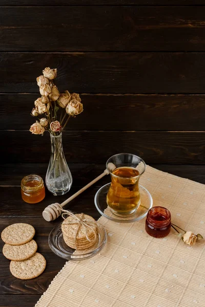 Türk çay töreni. Doğu otantik çay saati. Kahvaltı için iki kişi. Tanımlama bilgileri, reçel, çay, bisküvi ve masa örtüsü üzerinde bir vazoda gül çiçekler. Relaxation.All (dahil) Oda Servisi, leziz yemek