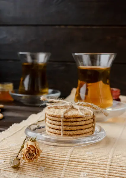 Türk çay töreni. Doğu otantik çay saati. Kahvaltı için iki kişi. Tanımlama bilgileri, reçel, çay, bisküvi ve masa örtüsü üzerinde bir vazoda gül çiçekler. Relaxation.All (dahil) Oda Servisi, leziz yemek
