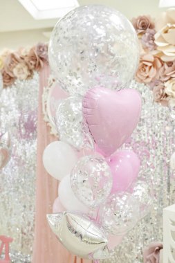 Doğum günü partisi çikolata. Tatlılar ayıklayacaktır. Nefis yiyecek. Top kek, çörek, lolipop, macarons, waffle, Prenses pembe Tema parti. Eğlence ve neşe. Çocuk parti saat dekor