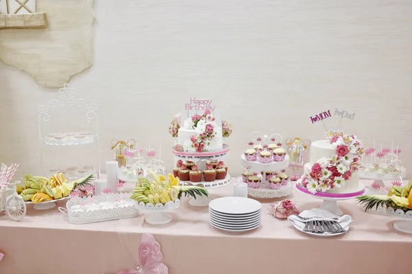 Doğum günü partisi çikolata. Tatlılar ayıklayacaktır. Nefis yiyecek. Top kek, çörek, lolipop, macarons, waffle, Prenses pembe Tema parti. Eğlence ve neşe. Çocuk parti saat dekor