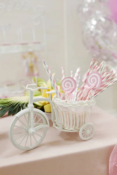 Doğum günü partisi çikolata. Tatlılar ayıklayacaktır. Nefis yiyecek. Top kek, çörek, lolipop, macarons, waffle, Prenses pembe Tema parti. Eğlence ve neşe. Çocuk parti saat dekor